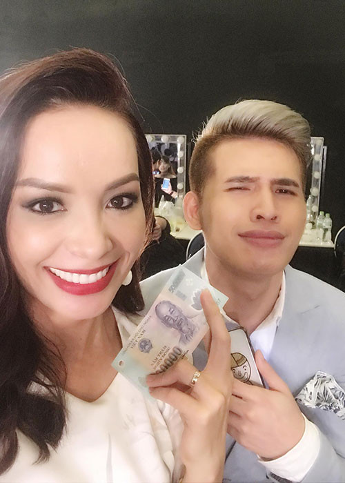 Đi quay, Thúy Hạnh vui vẻ khi thắng cược với Quốc Thiên.