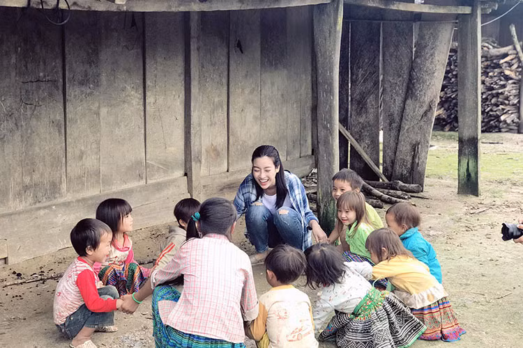 Hình ảnh Đỗ Mỹ Linh cười rạng rỡ bên các em nhỏ được cô chia sẻ trên trang cá nhân.