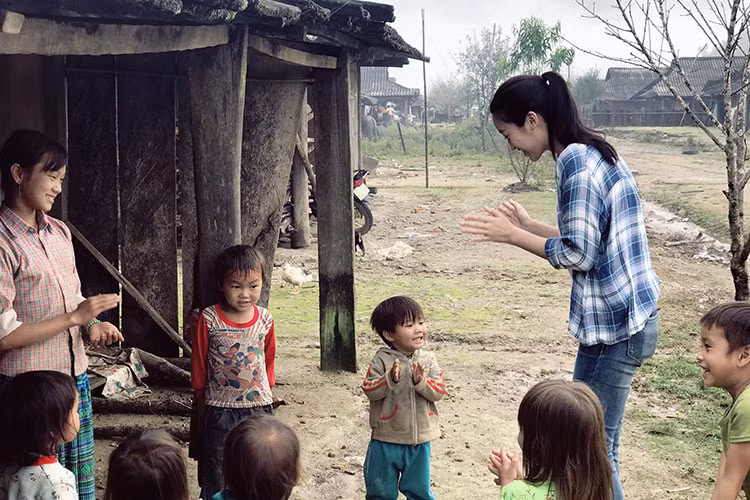 Sự giản dị, thân thiện giúp Hoa hậu Việt Nam 2016 dễ tiếp cận những em nhỏ vốn khá rụt rè.