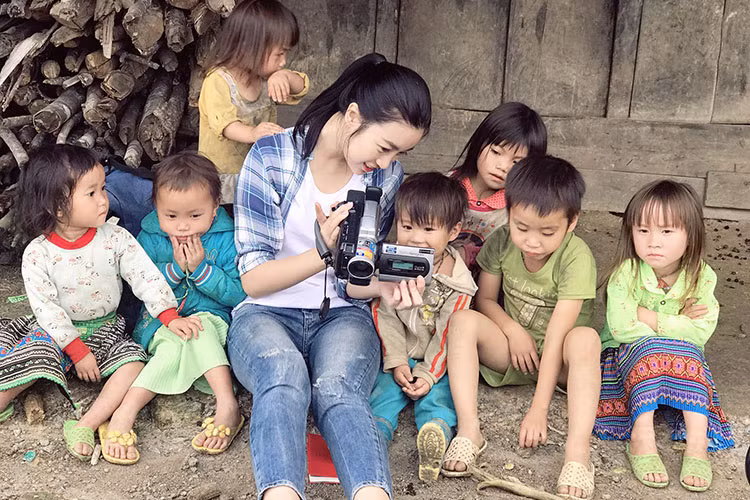 Trước đó, Đỗ Mỹ Linh và đoàn thiện nguyện bị mất liên lạc do mưa lũ ở Yên Bái. Nhóm đã phải ngủ ở chỗ ngập nước, cùng người dân chỉ ăn măng luộc, cơm trắng.