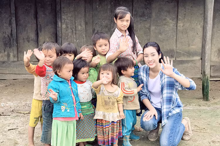 ....Các em, những mặt trời nhỏ ẩn sau rừng núi mà một mai này sẽ là ánh sáng chói lòa bước vào cuộc đời, góp sức xây dựng non sông đất nước. Trước khi các em mang ánh sáng nhiệt huyết của mình đến với đất nước, hãy để chúng tôi mang ánh sáng thế giới đến với các em".