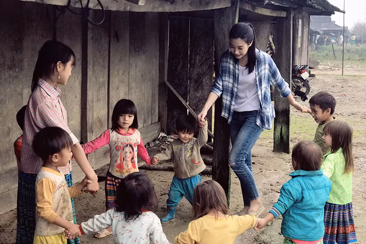 "Cõng điện lên bản" vốn dự án nhân ái Hoa hậu Thế giới 2017 của Đỗ Mỹ Linh.