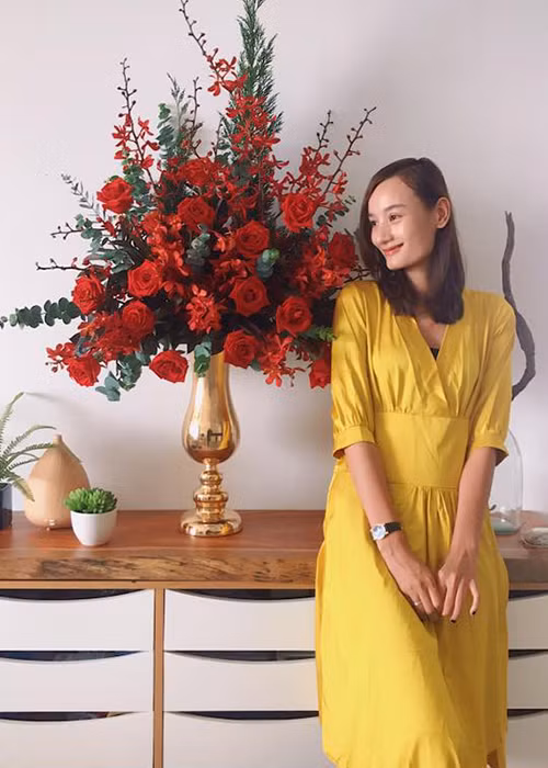 Đỗ An cắm hoa tặng Lê Thúy nhân dịp sinh nhật của cô đồng thời viết: “Nói không phải nịnh vợ nhưng mà dạo này vợ xinh như diễn viên Hàn Quốc ấy. Nhìn sướng cả mắt”.