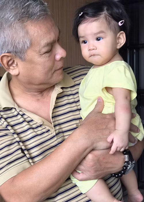 Phạm Quỳnh Anh chia sẻ: “Đời tôi đến giờ có 2 cô con gái, 1 cô thì sôi động hết phần người khác, mở mắt ra là ca múa nhạc hoạ MC ca sĩ người mẫu diễn viên, từ sáng đến tối không biết mệt. Cô còn lại thì nghiêm túc, trầm tư, trộm vía mới 7 tháng tuổi thôi mà đã thích cười thì cười mà không thích thì có làm trò gì mặt cũng khó đăm đăm, không cảm xúc, nhảy múa tưng bừng cũng kệ. Tôi nhớ tôi cũng hài hước lắm mà, lúc mang bầu tôi cũng suốt ngày hơn hớn ra. Sao mà lại thanh niên nghiêm túc thế cơ chứ”.