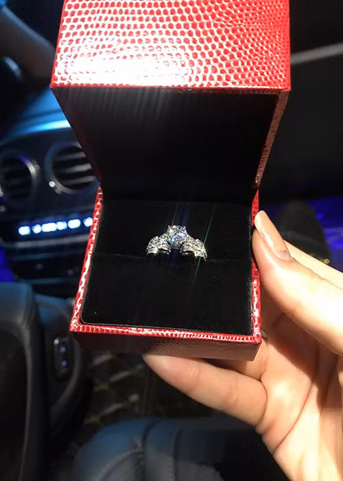 Quỳnh Thư khoe nhẫn kim cương được bạn trai tặng nhân kỷ niệm 4 tháng yêu nhau.