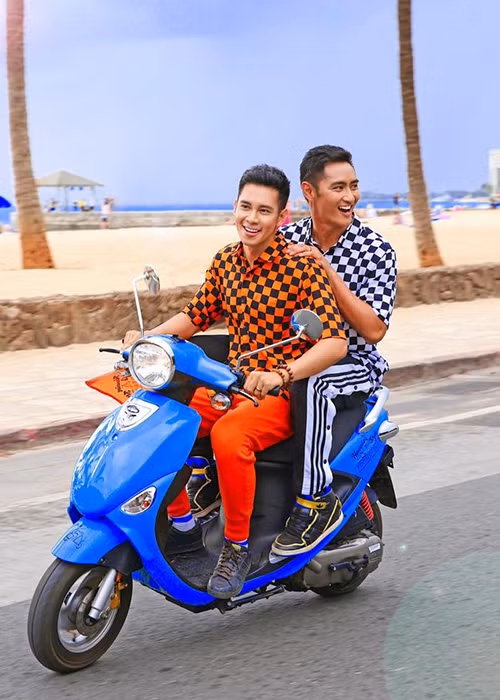 Hồ Vĩnh Khoa lái xe chở người yêu đồng tính tại Hawaii, Mỹ. Cách đây không lâu, cả hai bất ngờ tổ chức đám cưới.