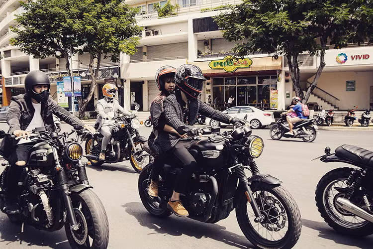 Kelvin Khánh thường xuyên lái xe mô tô phân khối lớn chở vợ sắp cưới Khởi My.