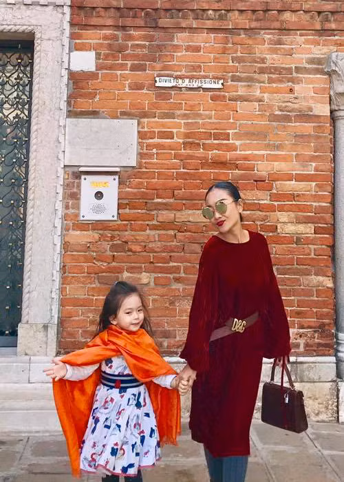 Đoan Trang tự hào về cô con gái hơn 3 tuổi rất ngoan ngoãn trong hành trình đi châu Âu cùng gia đình.