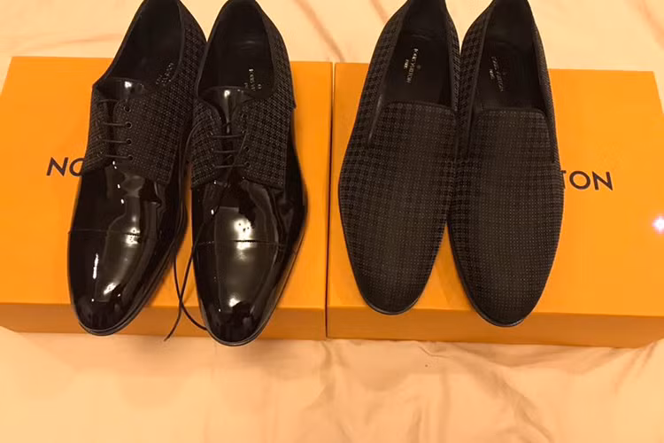 Sao Việt Tuấn Hưng khoe quà sinh nhật vợ tặng. "Lần đầu tiên mình không nghĩ đến và không tổ chức sinh nhật cho mình. Ngủ dậy thấy cái túi quà to tướng của vợ yêu tặng. Cảm ơn vợ đã tâm lý biết chồng chỉ thích giầy thôi. Love you”, anh viết.