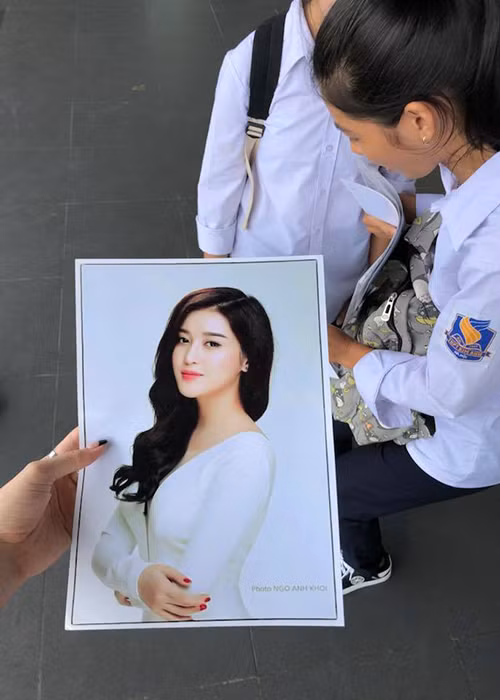 Có mặt tại sân bay chuẩn bị tham gia cuộc thi Hoa hậu Hòa bình Thế giới 2017, Á hậu Huyền My vui mừng khi được người hâm mộ vây quanh.