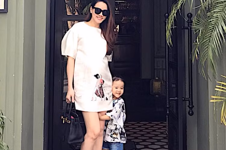 Trang Nhung ví cô con gái đầu lòng như cái đuôi nhỏ của mình. Hiện tại, nữ diễn viên đang mang bầu lần 2.