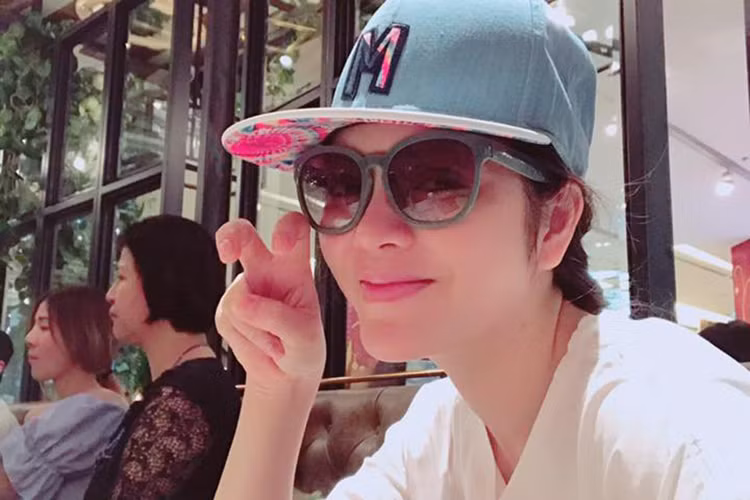 Lý Nhã Kỳ trải lòng: “Cuộc sống luôn giúp chúng ta trải nghiệm những điều đặc biệt. Vui, buồn, hạnh phúc, đau khổ đều là những điều đặc biệt để giúp chúng ta có nhiều cảm xúc hơn cho chính mình. Có những thứ bất ngờ đến, rồi bất ngờ đi, để lại bao nhiêu nỗi buồn và rồi lại mang đến cho chúng ta hạnh phúc khác. Và tôi luôn trân trọng những cảm xúc vui, buồn này”.