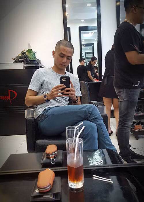 Diễn viên Văn Anh quyết định cạo trọc đầu. “Mát mẻ quá...Giải pháp cho dầu gội tăng giá”, anh hài hước chia sẻ.