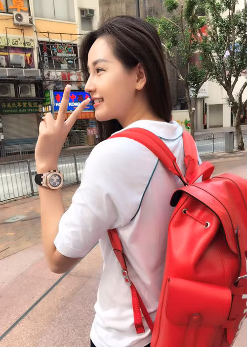 Mai Phương Thúy nổi bật trên phố trong chuyến du lịch Hong Kong.