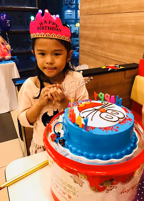 Lý Phương Châu tổ chức sinh nhật sớm cho cô con gái để bé mời các bạn trong lớp tham gia.