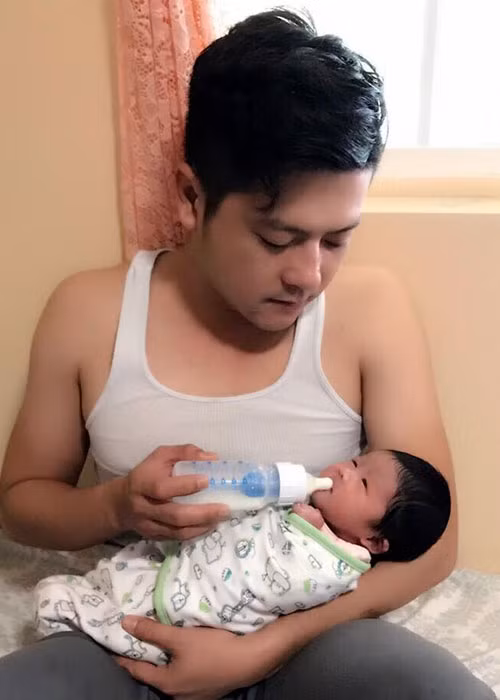 Diễn viên Hoàng Anh trở thành ông bố bỉm sữa sau khi vợ sinh con gái.