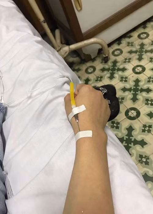 Vy Oanh đăng tải hình ảnh truyền nước. Cô bị bệnh vì không kiêng cữ sau khi sinh con gái.