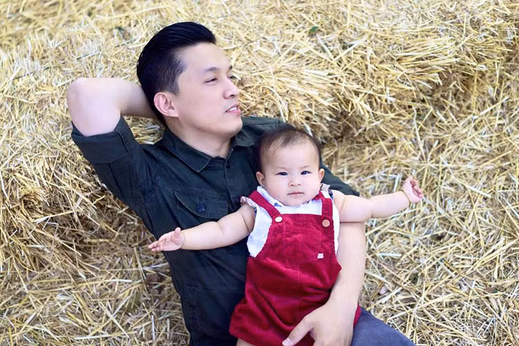 Lam Trường chụp ảnh cùng cô con gái Yên Lam. Fans khen bé Yên Lam ngày càng đáng yêu.