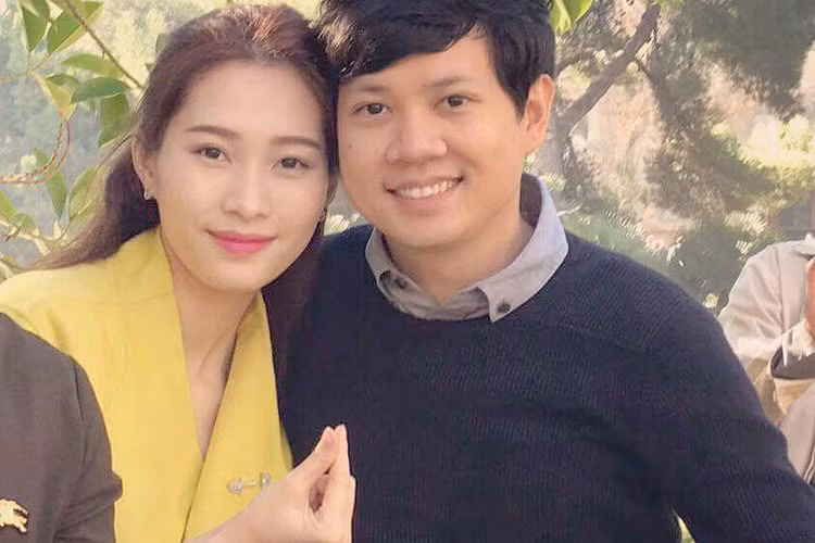 Ảnh tình tứ giữa Thu Thảo và bạn trai thường được bạn bè của cặp đôi chia sẻ. Trong ảnh, Trung Tín và bạn gái cùng một số người bạn đi du lịch châu Âu vào tháng 10/2016. Ảnh: FBNV