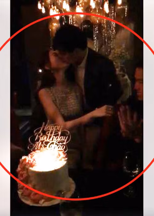 Khi bạn trai mang bánh kem đến tặng, Thu Thảo òa khóc. Lúc đó, Trung Tín hôn nhẹ lên trán bạn gái. Về phía Thu Thảo, cô "khóa môi" bạn trai đại gia. Ảnh: Khám phá