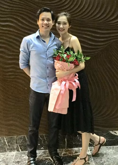 Trung Tín hết lòng yêu thương Đặng Thu Thảo. Sinh nhật lần thứ 25 của bạn gái, anh tổ chức một bữa tiệc vui vẻ tại Nha Trang dành cho cô. Ảnh: Phununews