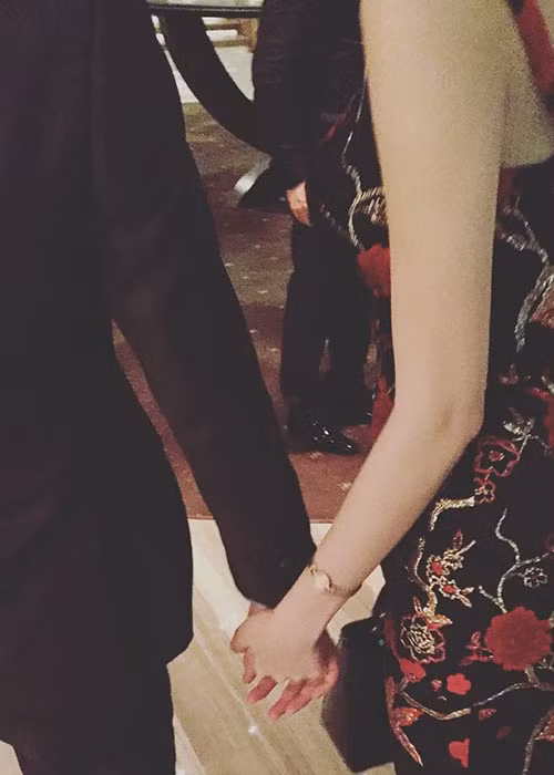 Vốn kín tiếng nên Đặng Thu Thảo hiếm khi khoe nửa kia của mình. Trong giao thừa năm 2016, cô từng chia sẻ khoảnh khắc bình yên nhưng không kém phần lãng mạn bên bạn trai. Ảnh: FBNV