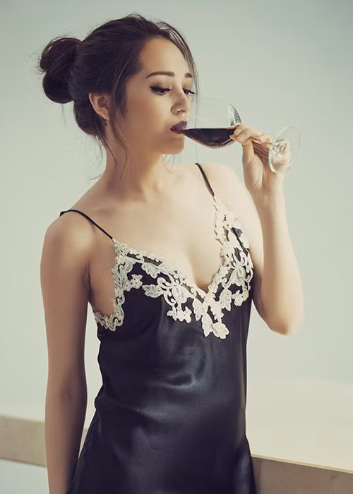 Hình ảnh Bảo Anh diện váy 2 dây khoe vai bờ trần gợi cảm cùng làn da trắng mịn.