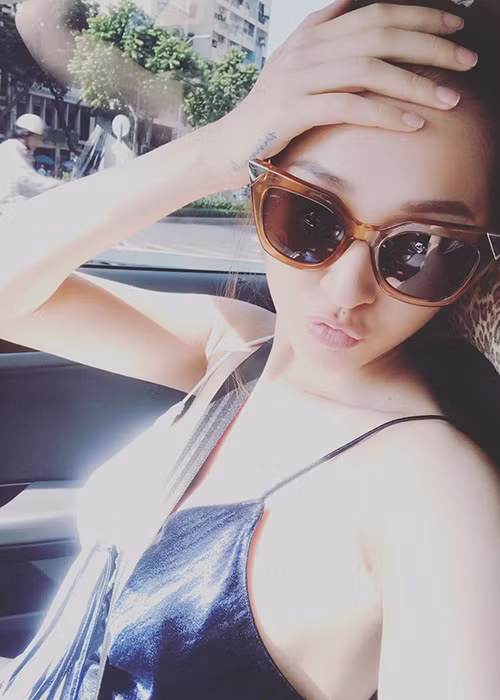 Bảo Anh từng khẳng định, cô chưa từng đụng dao kéo ở bất kì bộ phận nào từ mắt, mũi, má lúm đồng tiền đến ngực như đồn đoán.