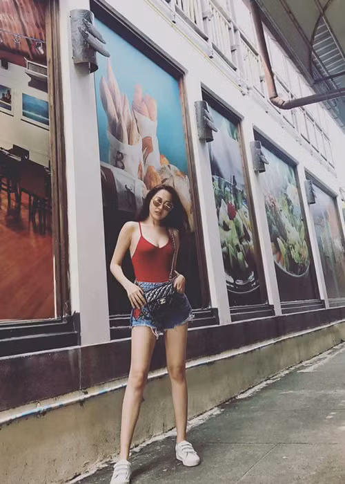 Bạn gái cũ của Hồ Quang Hiếu khoe chân dài miên man trên phố khi kết hợp áo hai dây với quần short ngắn.
