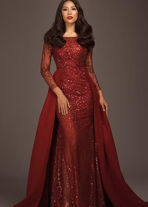 Bộ ảnh của Nguyễn Thị Loan được thực hiện bởi ê-kíp gồm: nhiếp ảnh gia Milor Trần, trang phục Lê Ngọc Lâm, stylist Hà Thẩm Tiến, trang điểm và làm tóc Quân Nguyễn - Pu Lê.