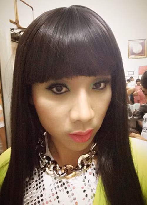 Nam danh hài 8x rất dễ hóa trang vào dạng vai giả gái trên sân khấu. Ảnh: Người đưa tin