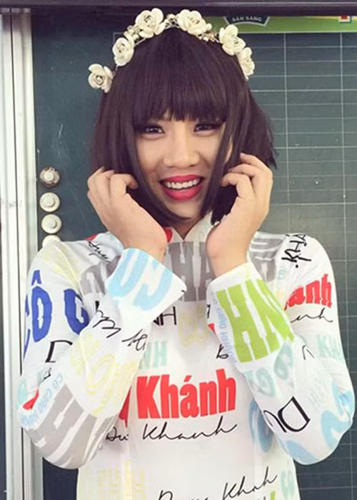 Trong series phim hài cùng tên, cô giáo Khánh của Duy Khánh thường xuyên diện áo dài và để tóc ngắn ngang vai. Ảnh: Dân Việt