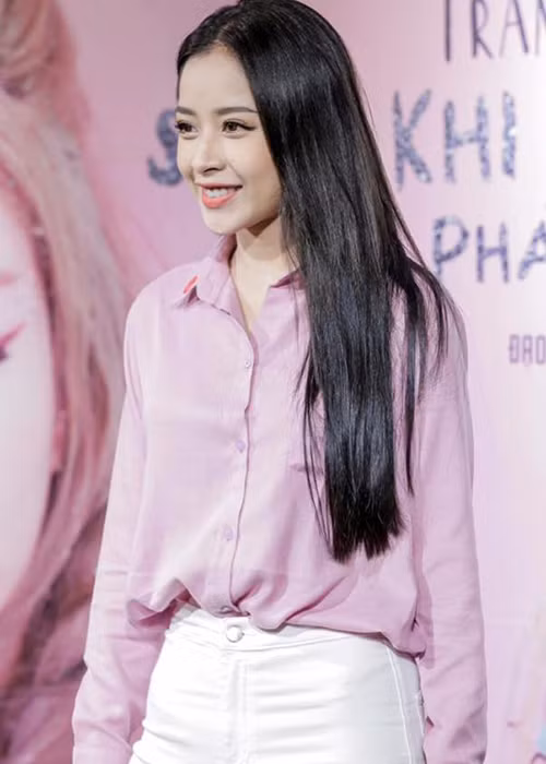 Không ít khán giả cho rằng Chi Pu không nên đi hát mà hãy tập trung vào công việc đóng phim, làm người mẫu ảnh. Bị chê hát dở, cựu hot girl gốc Hà thành cho hay cô xây dựng hình ảnh cho mình là một nghệ sĩ đa năng và dù có nhảy, hát hay diễn thì cô vẫn là cô. Ảnh: FBNV