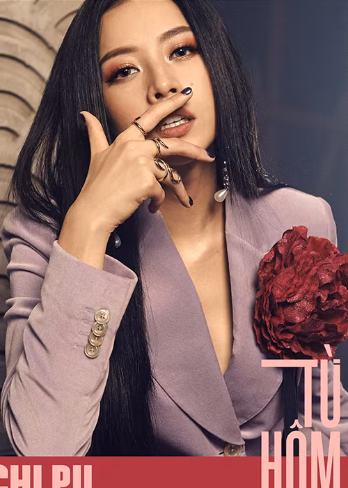 Phần đông khán giả tỏ ra không hài lòng với MV của Chi Pu. Nhiều ý kiến đánh giá giọng hát của người đẹp sinh năm 1993 yếu và phô. Cho đến thời điểm hiện tại, MV “Từ hôm nay” của Chi Pu nhận 28.000 dislikes (không thích), cao hơn con số likes chỉ ở mức 19.000. Ảnh: FBNV