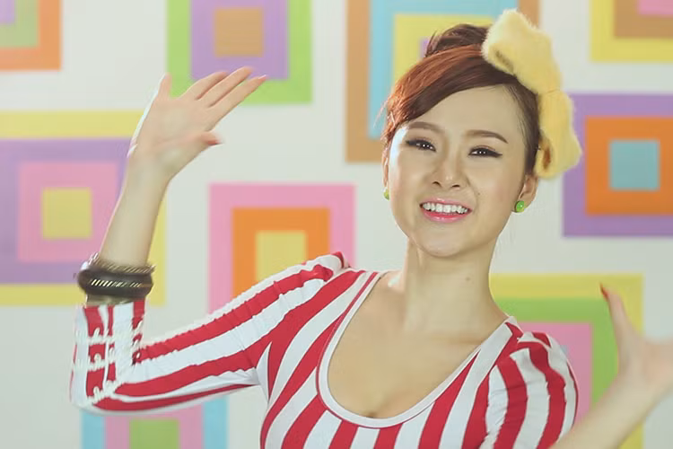 Trong các MV, Angela Phương Trinh thường có những màn gợi cảm quá đà. Nhiều khán giả còn khuyên cô nên tập trung đóng phim vốn là sở trường thay vì ca hát. Ảnh: Zing