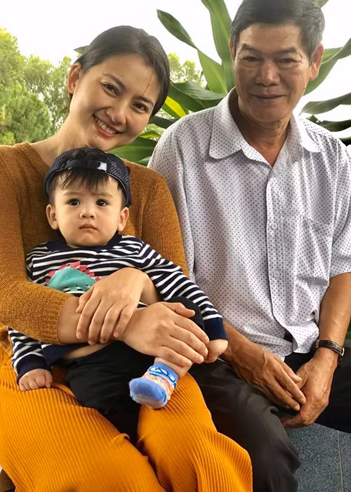 Vợ chồng Ngọc Lan - Thanh Bình đưa cậu con trai đầu lòng về thăm ông nội của bé.