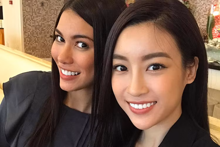 Hoa hậu Đỗ Mỹ Linh tự tin đọ sắc cùng người đẹp đến từ Colombia khi đặt chân đến Trung Quốc tham gia cuộc thi Hoa hậu Thế giới 2017.