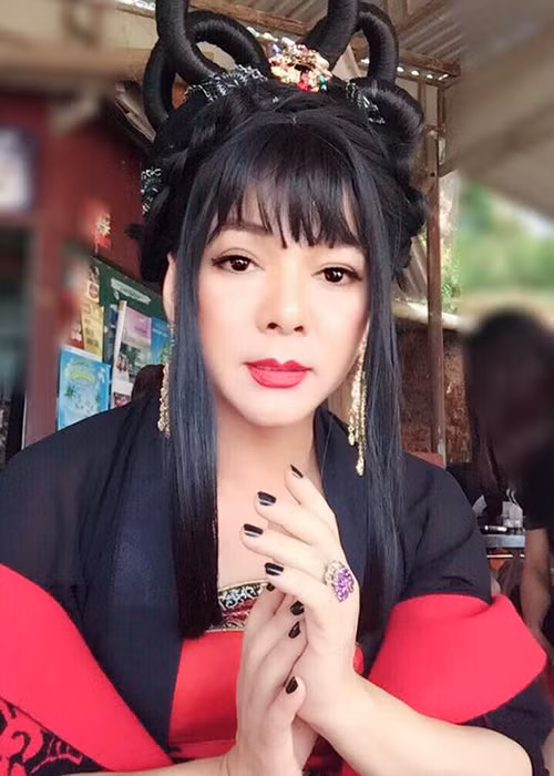 Ca sĩ Vũ Hà đăng ảnh giả gái. Anh vốn là một trong những sao Việt có biệt tài hóa thân nhân vật nữ.