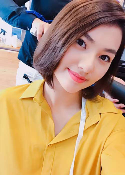 Hồng Quế được khen trẻ trung, xinh đẹp hơn khi cắt tóc ngắn.