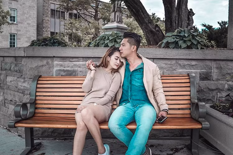 Mai Quốc Việt khoe ảnh hạnh phúc bên vợ ở Canada. Từ khi kết hôn, nam ca sĩ thường xuyên di chuyển giữa Việt Nam và Canada thay vì định cư ở nước ngoài.