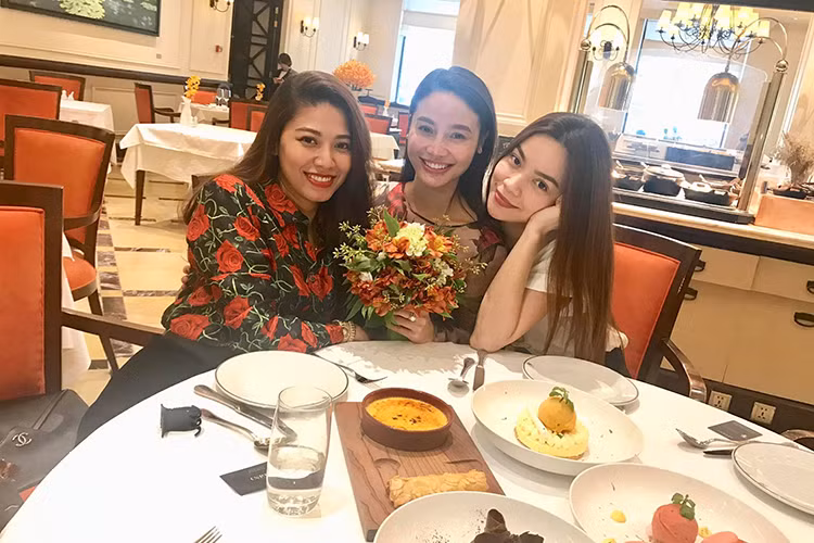 Hồ Ngọc Hà hội ngộ BTV Ngọc Trinh (ngoài cùng bên trái) khi có dịp ra Hà Nội.