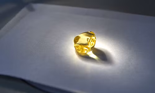 Dao duoc vien kim cuong vang cuc hiem o Nga