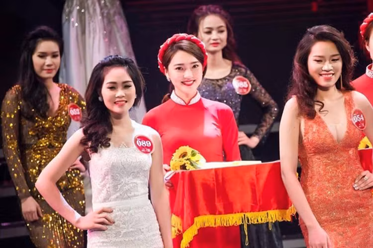 Nữ PG sinh năm 1994 trở thành tâm điểm trên sân khấu cuộc thi Người đẹp Kinh Bắc 2017 bởi nhan sắc xinh đẹp. Ảnh: FBNV