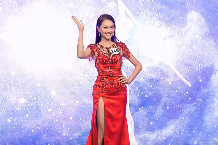 Ngọc Nữ được mệnh danh là "nữ PG hot nhất Facebook" bởi tại cuộc thi "Người đẹp Kinh Bắc 2017", xuất hiện là người tham gia hỗ trợ trao giải nhưng cô đã làm lu mờ các thí sinh trên sân khấu. Ảnh: FBNV