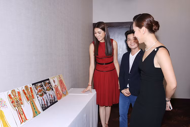 Ban tổ chức cho hay top 6 sẽ có thêm thời gian để hoàn thiện sản phẩm và đầu tư chu đáo tốt hơn cho mẫu trang phục dân tộc. Vì vậy, bộ trang phục chiến thắng sẽ được đại diện Việt Nam trình diễn trong Hoa hậu Hoàn vũ Thế giới tổ chức năm 2018.