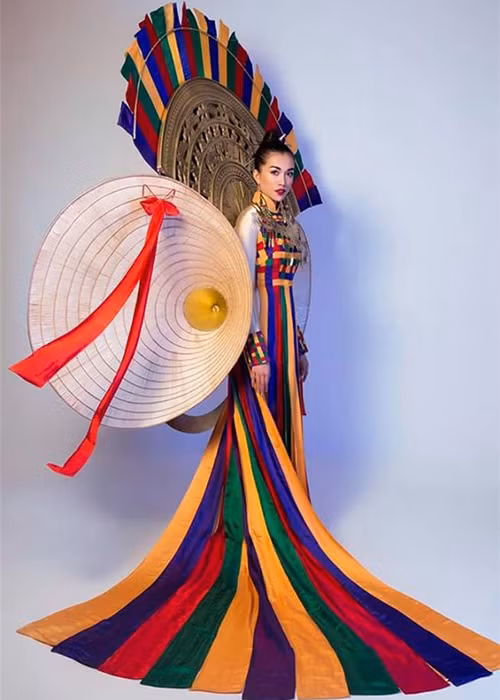 “Hồn Việt” của Nguyễn Hữu Bình được đánh giá cao vì mang đậm văn hóa truyền thống dân tộc Việt Nam với chiếc áo dài nữ tính duyên dáng và hình ảnh nón lá bài thơ - đặc trưng của người phụ nữ Việt Nam.