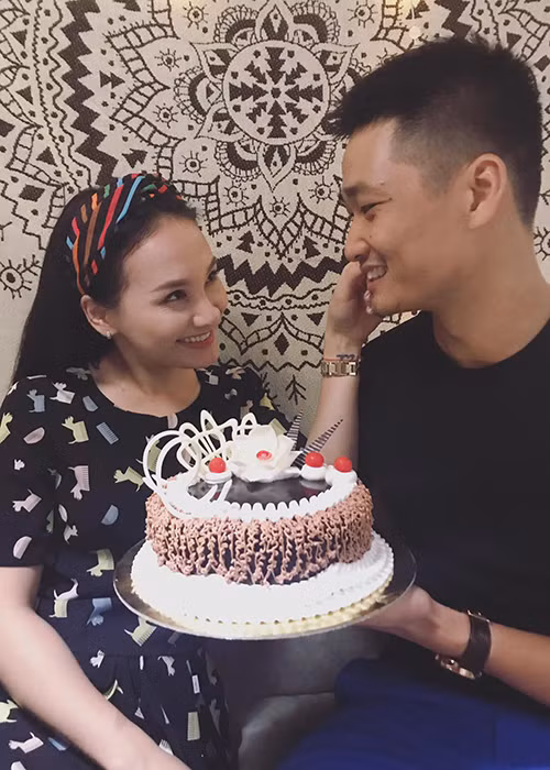 Sao Việt Bảo Thanh được chồng tổ chức sinh nhật sớm. “Cảm ơn tình yêu. Điều giản dị nhưng lại là điều tuyệt vời nhất, quý giá nhất của em”, cô viết.
