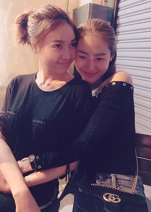 Linh Chi (phải) chia sẻ: “Tình bạn, tình yêu là gì nhỉ ? Chả vụ lợi vì cái gì cả chỉ đơn giản là thương và thương và không toan tính. Yêu thương cứ thế đong đầy”.