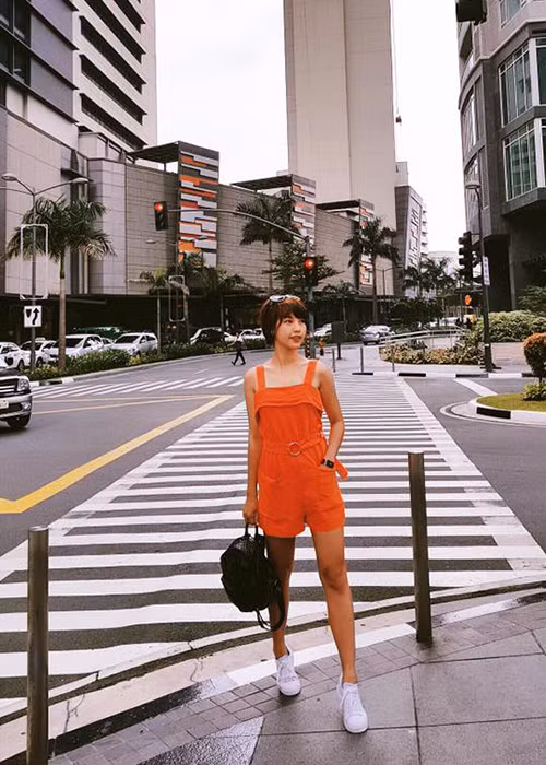 MC Hoàng Oanh dạo phố tại thủ đô Manila, Philippines trước khi tham gia một sự kiện ở đây.