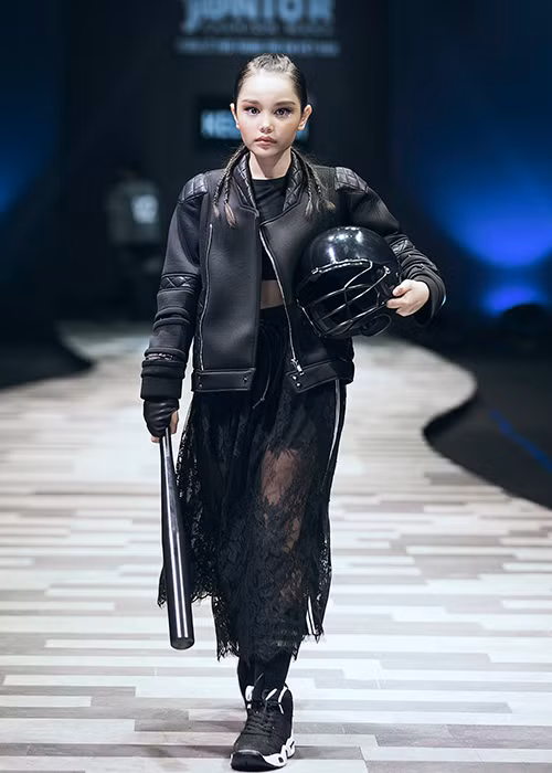 Cũng catwalk như Chu Diệp Anh, Alex Toni Matheson gây ấn tượng bởi phong thái trình diễn chuyên nghiệp.